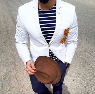 Comment porter un blazer blanc et bleu pour un style chic decontractés en été