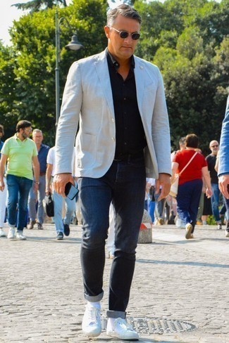 Comment porter un blazer blanc et bleu pour un style chic decontractés en été