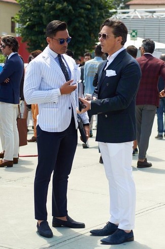 Comment porter un blazer blanc et bleu en été