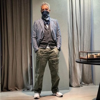 Comment porter un blazer blanc et bleu pour un style decontractés en automne