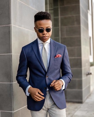 Comment porter une chemise blanc et bleu avec une veste bleue pour un style elégantes