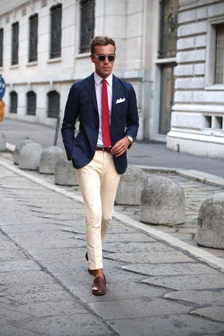 Comment porter une chemise blanc et bleu avec une veste bleue pour un style elégantes