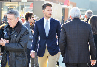 Comment porter une chemise blanc et bleu avec une veste bleue pour un style elégantes