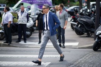 Comment porter une chemise blanc et bleu avec une veste bleue pour un style elégantes