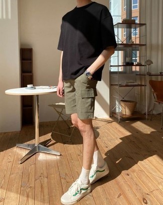 Comment porter des baskets basses en toile blanc et vert