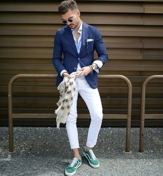 Comment porter des baskets basses en toile blanc et vert au printemps