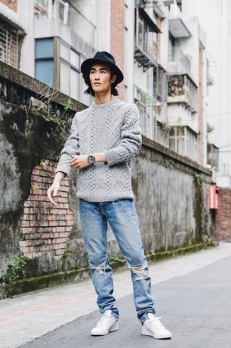 Comment porter des baskets basses en toile blanc et vert au printemps