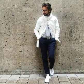 Comment porter des baskets basses en toile blanc et vert au printemps