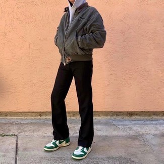 Comment porter des baskets basses en toile blanc et vert au printemps