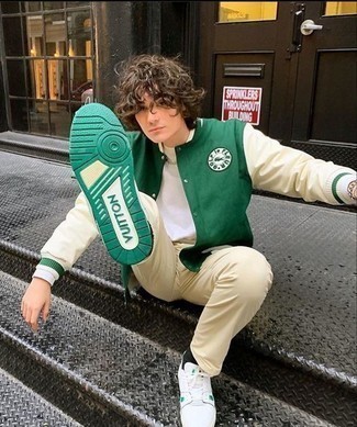 Comment porter des baskets basses en toile blanc et vert au printemps