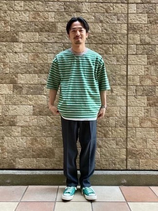 Comment porter des baskets basses en toile blanc et vert quand il fait très chaud à 30 ans