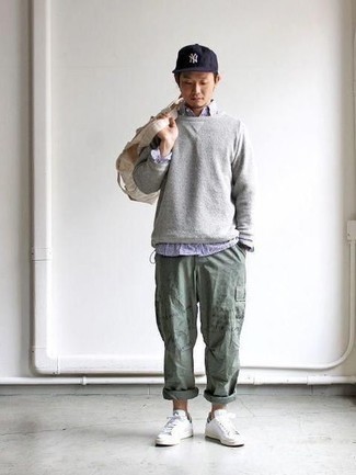 Comment porter des baskets basses en toile blanc et vert au printemps