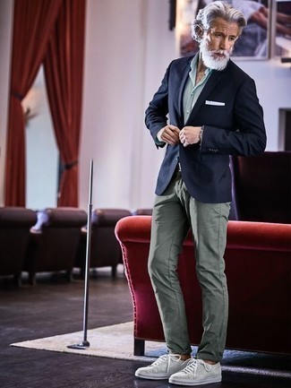 Un blazer à porter avec une chemise à manches longues blanc et vert
