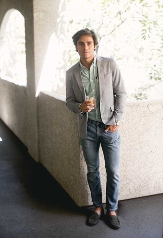 Un blazer à porter avec une chemise à manches longues blanc et vert