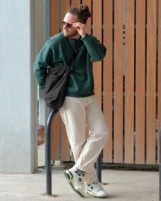 Un sweat-shirt à porter avec des baskets basses blanc et vert