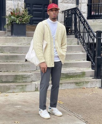 Un sweat-shirt à porter avec des baskets basses blanc et vert