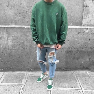 Un sweat-shirt à porter avec des baskets basses blanc et vert