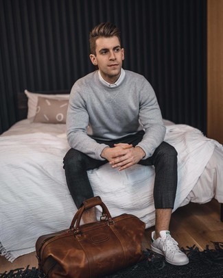 Un sweat-shirt à porter avec des baskets basses blanc et vert