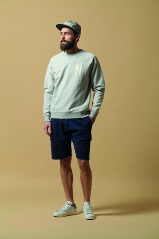 Un sweat-shirt à porter avec des baskets basses blanc et vert