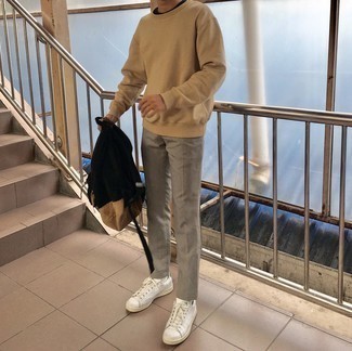 Un sweat-shirt à porter avec des baskets basses blanc et vert