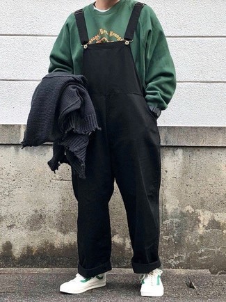 Un sweat-shirt à porter avec des baskets basses blanc et vert