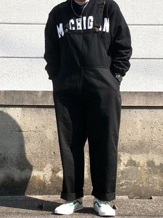 Un sweat-shirt à porter avec des baskets basses blanc et vert