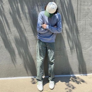 Un sweat-shirt à porter avec des baskets basses blanc et vert
