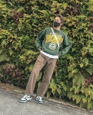 Un sweat-shirt à porter avec des baskets basses blanc et vert
