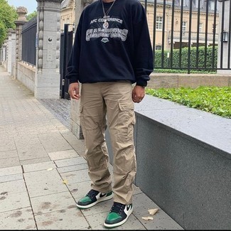 Un sweat-shirt à porter avec des baskets basses blanc et vert