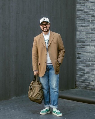 Un sweat-shirt à porter avec des baskets basses blanc et vert