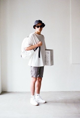 Comment porter un sac à dos blanc et bleu marine quand il fait très chaud