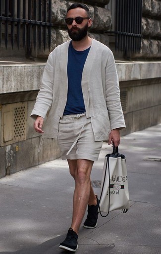 Comment porter un sac à dos blanc et bleu marine pour un style relax à 30 ans