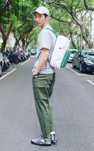 Comment porter un sac à dos blanc et bleu marine quand il fait très chaud