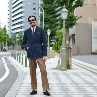 Comment porter une chemise de ville blanc et bleu marine