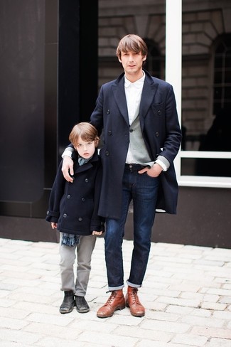 Comment porter une chemise de ville blanc et bleu marine