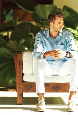 Comment porter une chemise de ville blanc et bleu marine