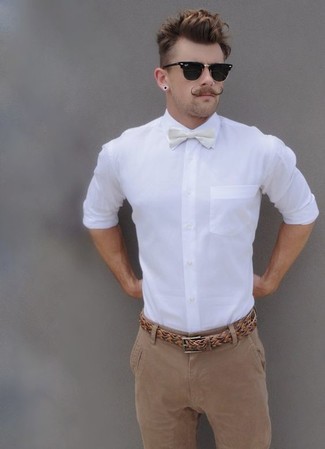 Comment porter une chemise de ville blanc et bleu marine pour un style chic decontractés