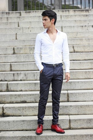 Comment porter une chemise de ville blanc et bleu marine à l'adolescence