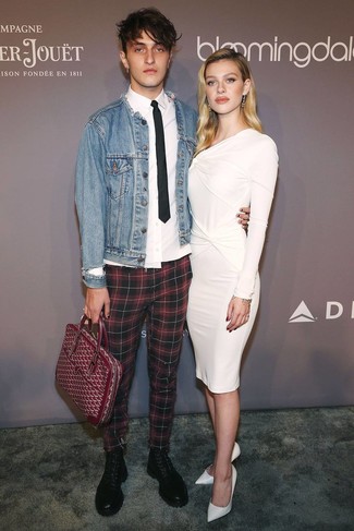Comment porter une chemise de ville blanc et bleu marine à l'adolescence