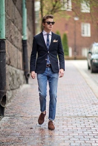 Comment porter une chemise de ville blanc et bleu marine