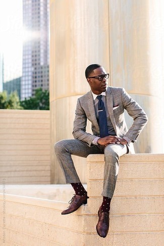 Comment porter une chemise de ville blanc et bleu marine