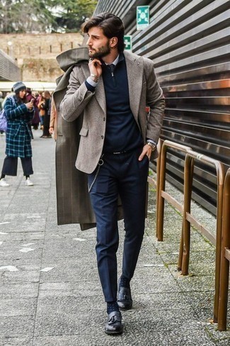 Comment porter une chemise de ville blanc et bleu marine