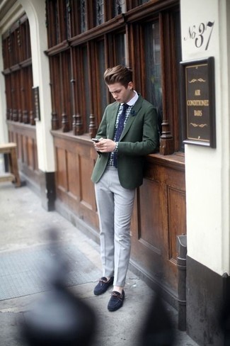 Comment porter une chemise de ville blanc et bleu marine à l'adolescence
