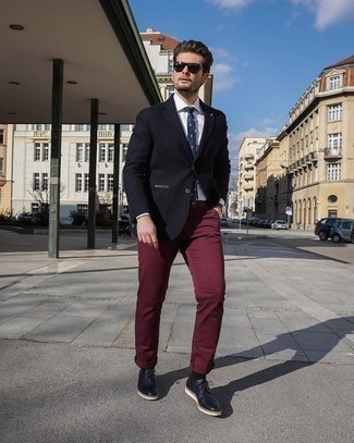 Comment porter une chemise de ville blanc et bleu marine