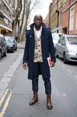 Comment porter une chemise de ville blanc et bleu marine