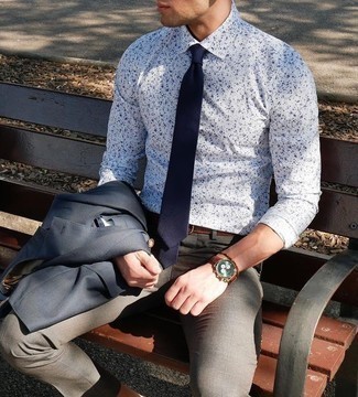 Comment porter une chemise de ville blanc et bleu marine