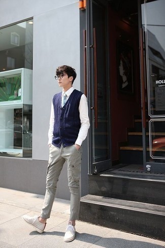 Comment porter une chemise de ville blanc et bleu marine à l'adolescence