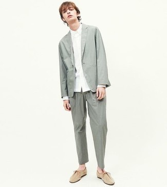 Comment porter une chemise de ville blanc et bleu marine à l'adolescence