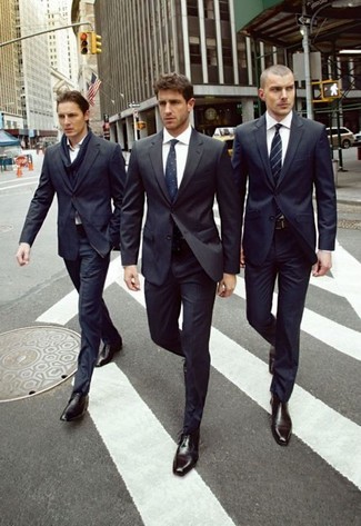 Comment porter une chemise de ville blanc et bleu marine
