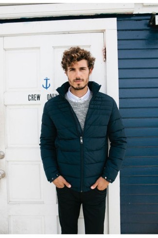 Comment porter une chemise de ville blanc et bleu marine pour un style chic decontractés